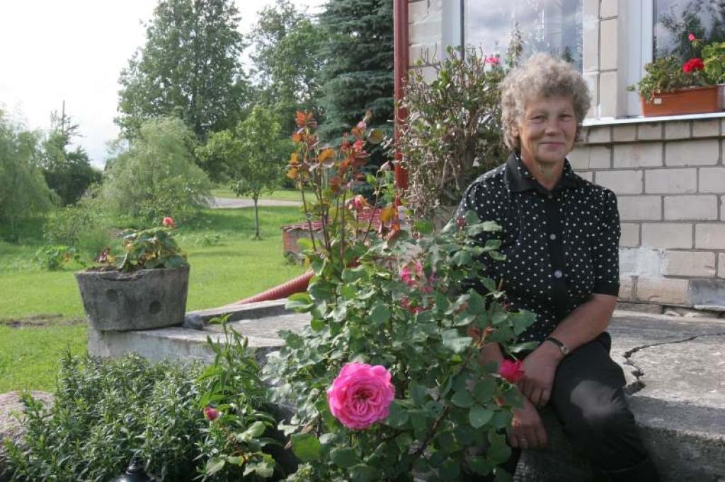 Antrai Jurciņai ļoti patīk puķes. Tās zied viņas dārzā, arī istabā uz logiem greznojas dažādas puķes. Radi, zinot viņas aizraušanos, uz svētkiem ikreiz arī uzdāvina kaut ko jaunu.
Autors: Evita Brokāne