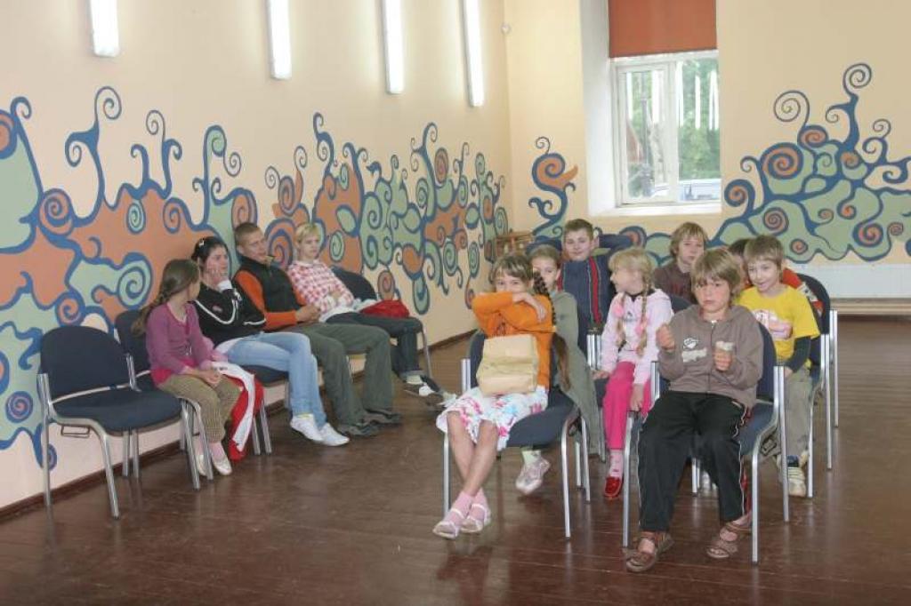 Bērni labprāt piedalās dažādās aktivitātēs un vēlas izzināt un uzzināt daudz un dažādas jaunas lietas Šoreiz viņi spēlēja teātri. Savukārt pēc teātra spēles bērni devās sportot.
Autors: Evita Brokāne