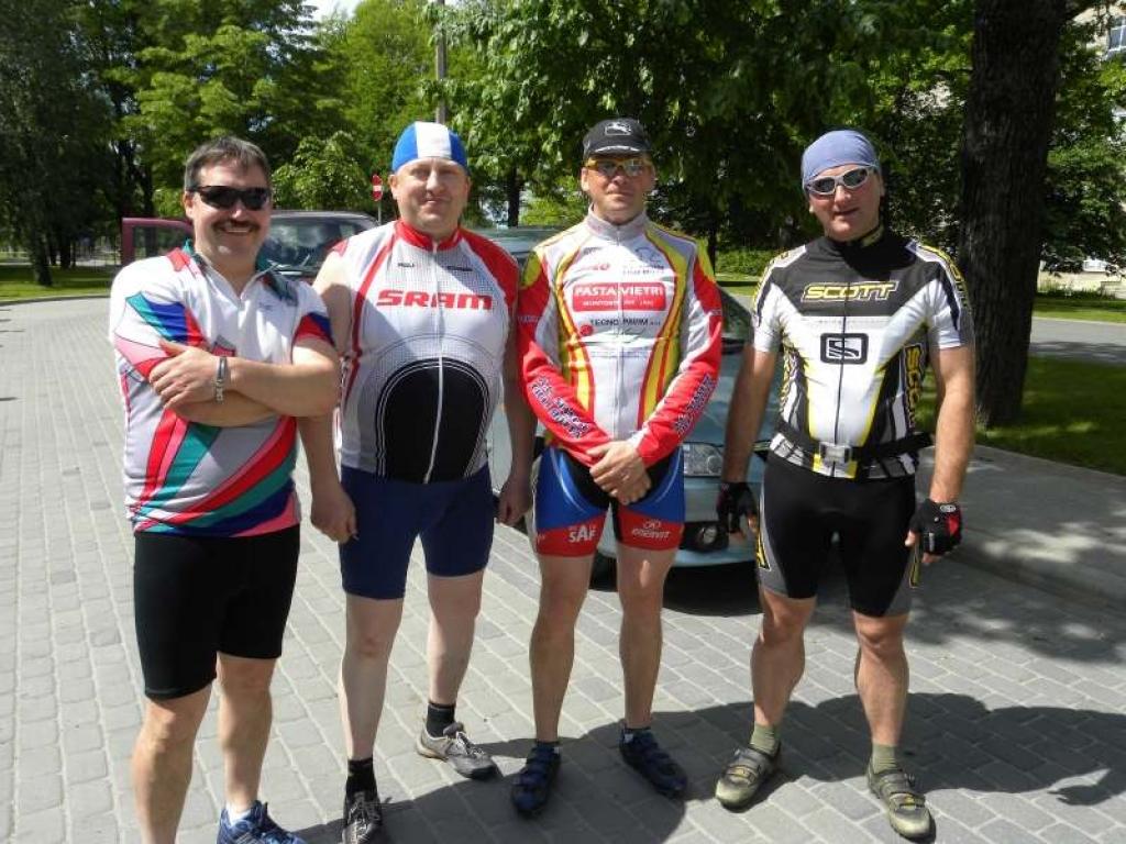 Edmunds Gobiņš (no kreisās), Juris Aleksāns, Askolds Liedskalniņš un Imants Kublačovs labprāt startē velobraukšanas sacensībās.
Autors: No personiskā albuma