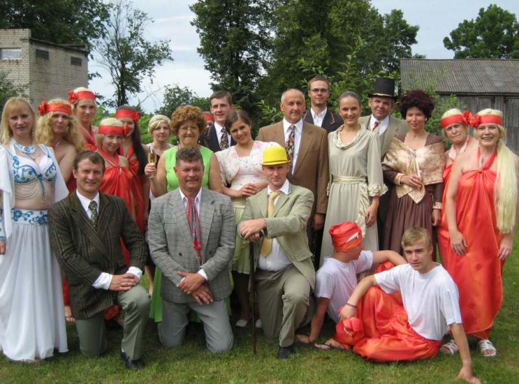 Gulbenieši allaž ar mīlestību piedalās teātra festivālos pie saviem kaimiņiem Balvos. Balvēnieši savukārt ir mīļi gaidīti pasākumos Gulbenē.
Autors: Diāna Odumiņa