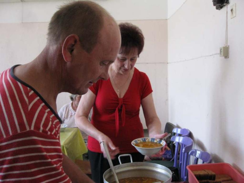 Ilga Vanuška saka, ja arī pensiju valdība “nogriezīs”, viņa tāpat turpinās par brīvu pabarot trūcīgos. “Galvenais nav nauda, galvenais, lai cilvēki ir paēduši,” viņa saka. Ogu laikā, iespējams, būs ne tikai silts zupas šķīvis, bet arī kāds saldais ēdiens.
Autors: Inita Savicka