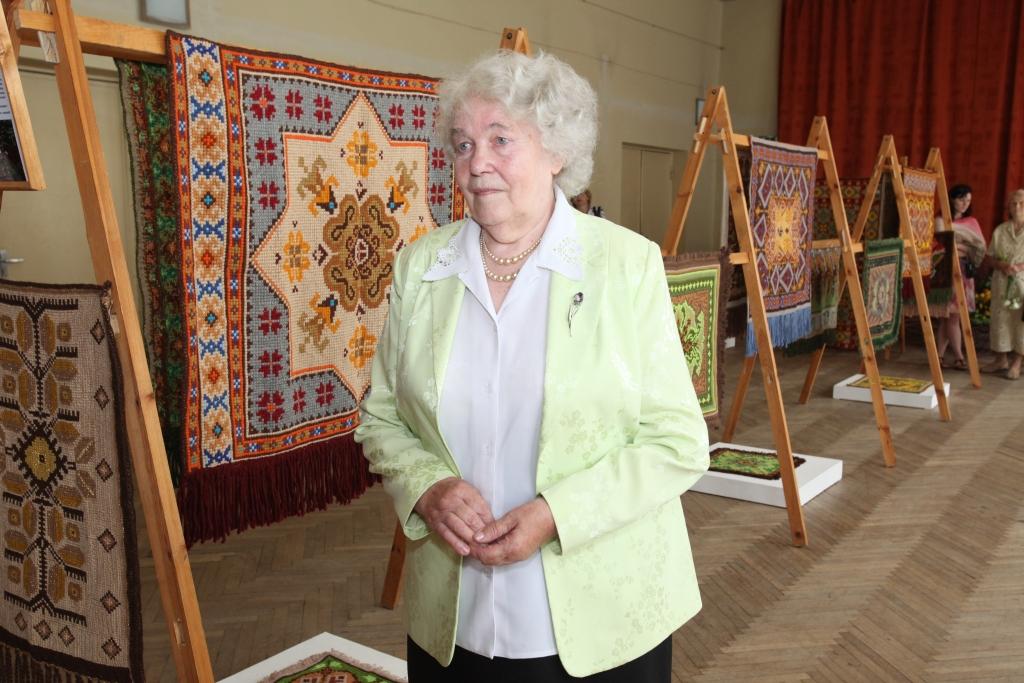 Gulbenes kultūras centrā pašlaik ir apskatāma rokdarbnieces Birutas Ansones izstāde,