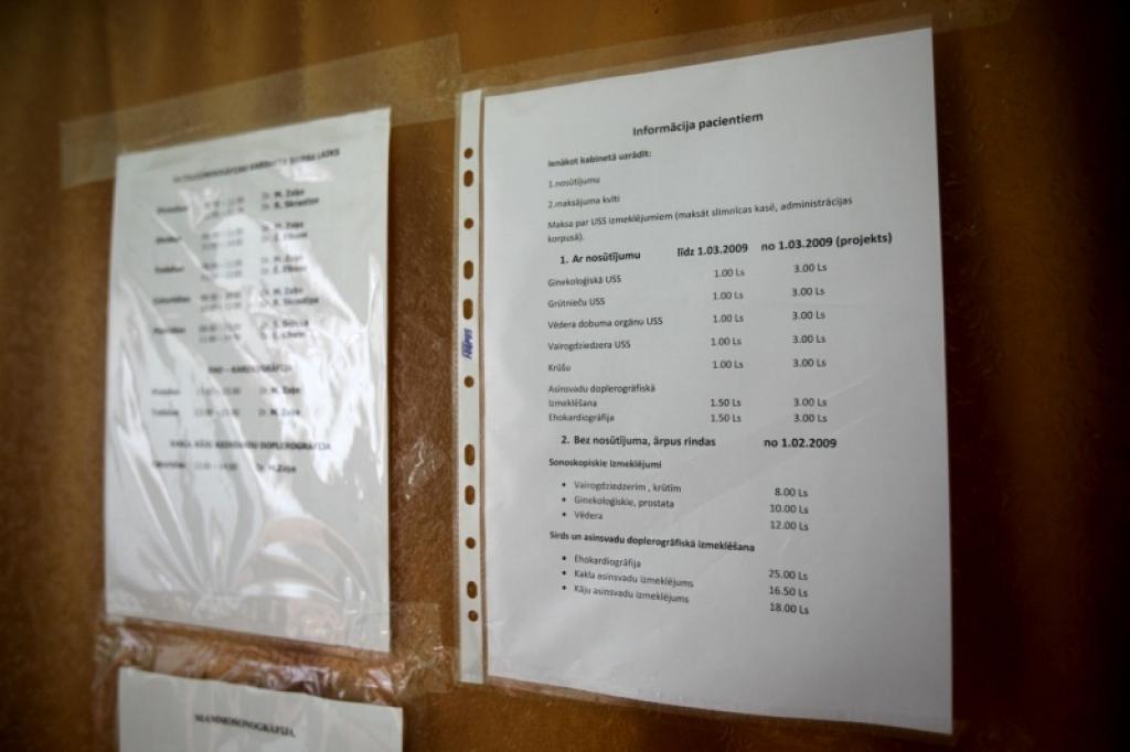 Grūtnieces “Gulbenes slimnīcā” lasa izvietoto informāciju, kur ir norādīta pakalpojuma cena, atver maku un maksā par ultrasonoskopisko izmeklējumu, kas, izrādās, ir par brīvu, jo maksā valsts. 
Autors: Gatis Bogdanovs 