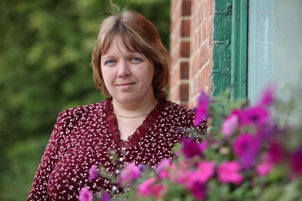 Aigas Miltovičas sirds pieder laukiem. Kad darba stundas vietējā veikaliņā jau aiz muguras un ir brīvāks brīdis pašai priekš sevis, viņa labprāt palasa kādu žurnālu.
Autors: Gatis Bogdanovs 