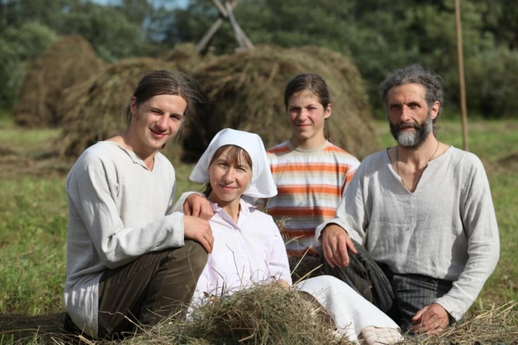 Šova “Dziedošās ģimenes” pirmajā pusfinālā šovakar piedalīsies arī Vītolu ģimene – māmiņa Dace, tētis Jānis, dēli Kalvis un Jānis, meita Rasa, kura mācās Rīgā. “Mūsu dziesmu pūrā ir daudz jauku dziesmu, tāpēc, ja pusfinālā veiksies, esam gatavi cīnīties tālāk arī lielajā šovā,” sola ģimene.
Autors: Gatis Bogdanovs 