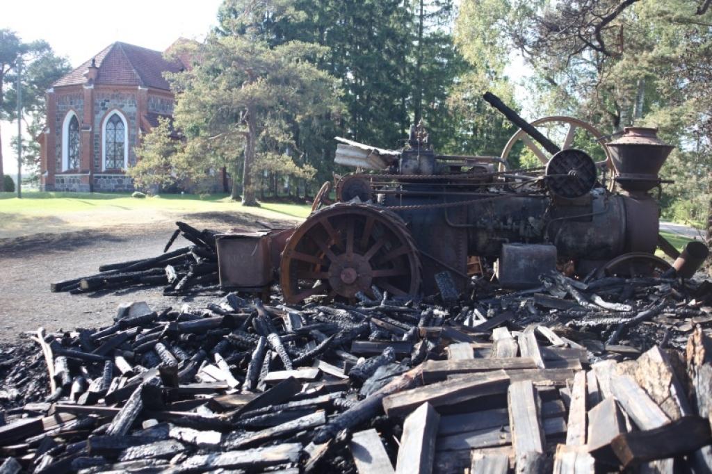 Gruvešu kaudze un lūžņi palikuši pāri no greznās senās tehnikas ekspozīcijas pie Velēnas luterāņu baznīcas. Neatgriezeniski bojāts arī unikālais dampis, kuļmašīna un pārējā tehnika. Par to neizsakāmi sāp sirds draudzes vecākajai Inai Strupausei.
Autors: Gatis Bogdanovs 