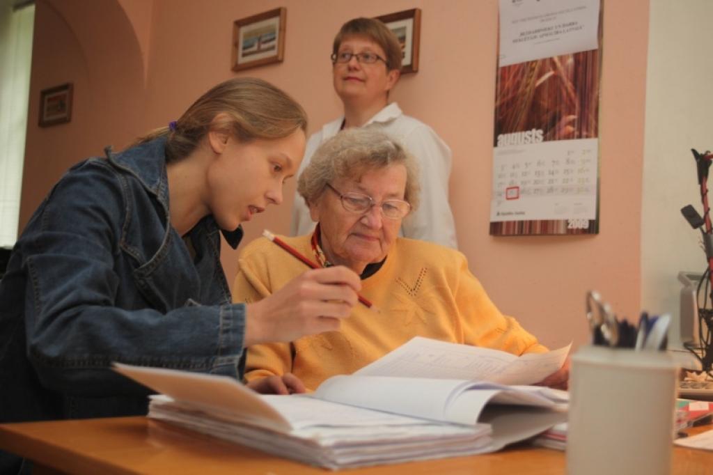 Praktiskajā apmācībai iesaistīto bezdarbnieku vidū ir arī jaungulbeniete Agnese Pētersone, kura atjauno darba iemaņas un pilnveido profesionālās prasmes grāmatveža - konsultanta amatā Jaungulbenes aptiekā.
Autors: Gatis Bogdanovs 