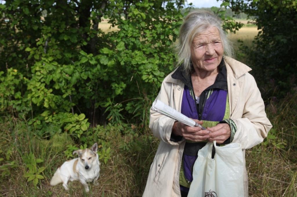 Vai kāds var palīdzēt vientuļajai seniorei Kalērijai Redinai Tirzā kaut vai ar malku, ar jumta pielabošanu? Vai kāds var uzdāvināt radioaparātu ar baterijām? Ziema tuvojas un sievietei nebūs viegli to pārciest.
Autors: Gatis Bogdanovs 