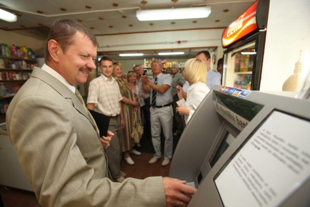 Jaungulbeniešiem vairs nevajadzēs doties uz pilsētu, lai izņemtu no bankomāta skaidru naudu, jo pagājušajā piektdienā šajā pagastā atklāja Hipotēku bankas bankomātu.
Autors: Gatis Bogdanovs 