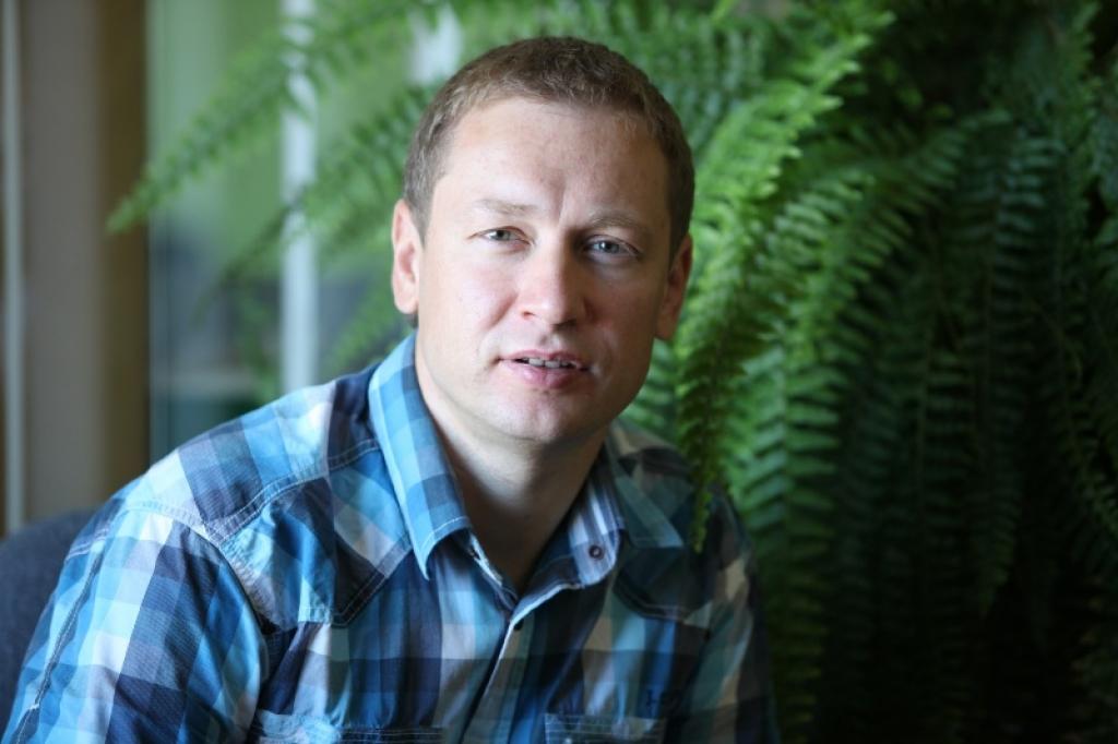 Ralfs zina vēl tikai vienu sava vārda un uzvārda brāli Ralfu Rubeni, kas dzīvo Medņevā. Starp mūziķiem Latvijā bez Ralfa Stāmerienā esot vēl Ralfs (uzvārdā Mākulis) Jelgavā.
Autors: Gatis Bogdanovs 