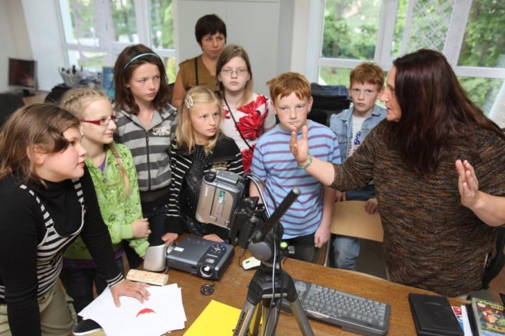 Gulbenes mākslas skolas audzēkņu izdomātie varoņi atdzīvojas animācijas filmā. 
Autors: Gatis Bogdanovs 