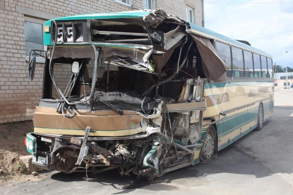 “Gulbenes autobusa” direktors Aloizs Jermacāns norāda, ka autobuss ir ļoti smagi sasists. Atjaunot to diezin vai būšot iespējams.
Autors: Gatis Bogdanovs 
