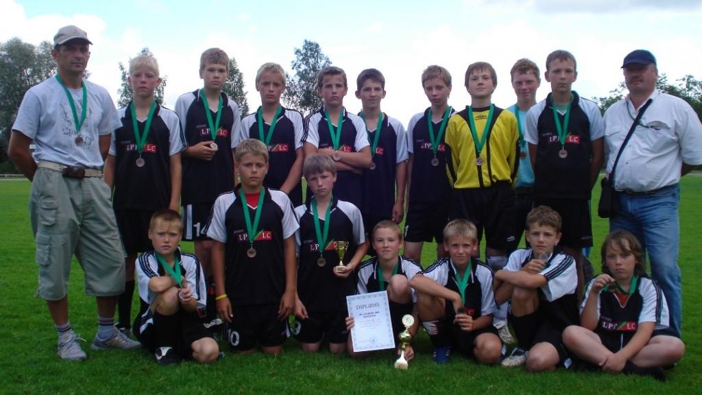 Trešā vieta FB „Gulbene 2005” U-14 grupas futbolistiem ir labs rezultāts, ņemot vērā, ka pārsvarā komandā spēlē U-13 grupas puiši. 
Autors: no personiskā albuma