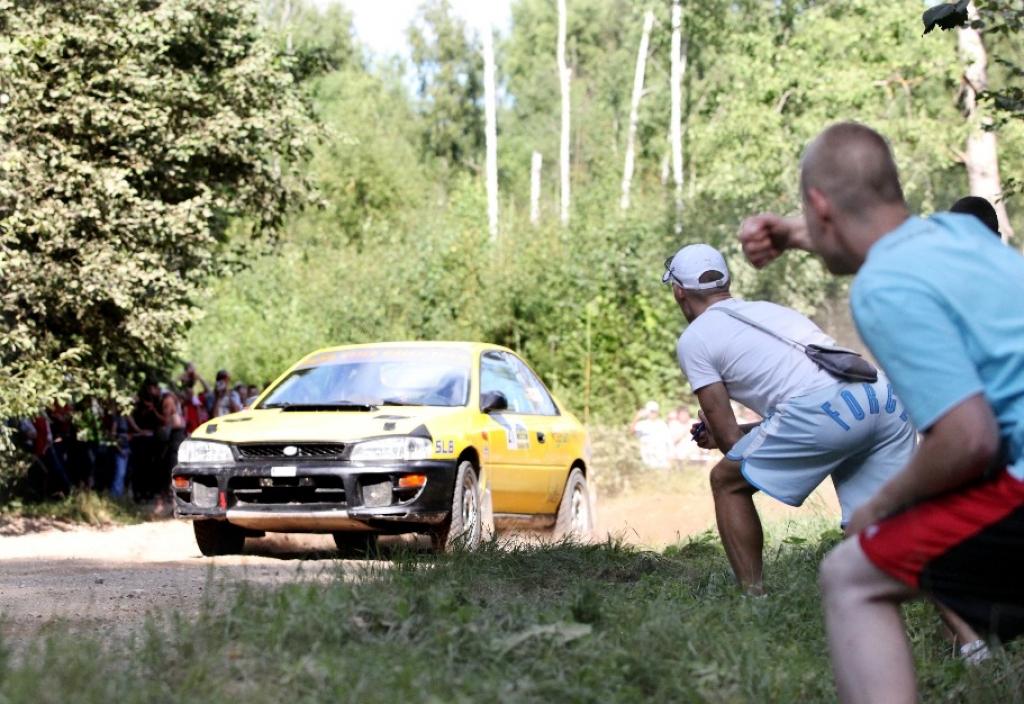 Krīze diemžēl ir ietekmējusi arī ralliju, tādēļ uz rallijsprintu “Gulbis 2009”  atšķirībā no citām reizēm, kad startēja pat vairāk nekā  100 ekipāžas, šoreiz bija pulcējušās tikai 59 ekipāžas, tomēr tas nemazināja rallija līdzjutēju prieku. 
Autors: Gatis Bogdanovs
