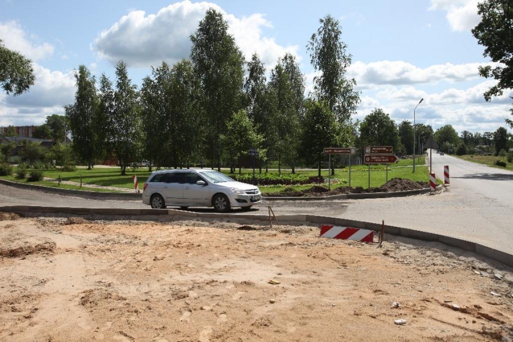 Autovadītājiem būs jārēķinās, ka dažviet krustojumi turpmāk izskatīsies citādāki, taču, braucot pēc ceļu satiksmes noteikumiem, problēmām nevajadzētu rasties. 
Autors: Gatis Bogdanovs