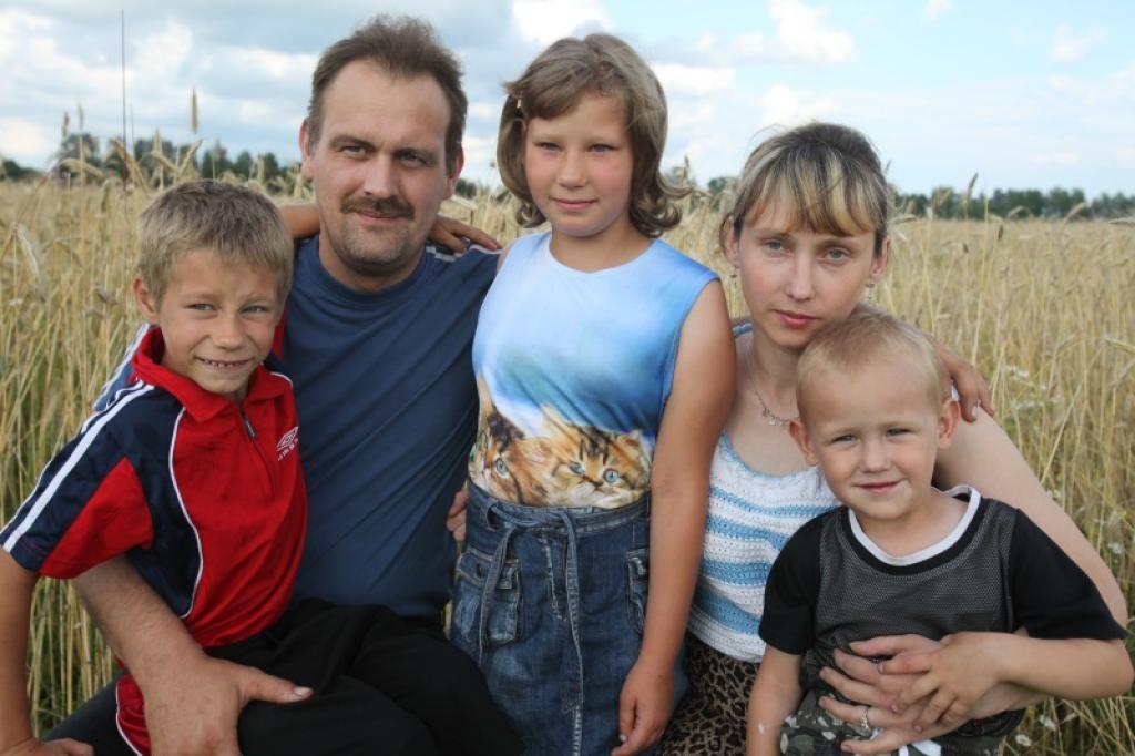 Litenes pagastā Ivetas un Jura Poļu ģimenē šobrīd ir septiņi bērni, bet citkārt bijuši pat 11. Fotografēšanās brīdī klāt nav Ivetas un Jura vecākā dēla Ivo Kristiana, kurš todien bija devies apciemot vectēvu. Kopā ar vecākiem ir četrus gadus vecais Mareks, kā arī aizbildniecībā nodotā deviņus gadus vecā Anita un septiņus gadus vecais Māris. Audžubērniem Mārtiņam, Emmai un Maksimam no fotografēšanās pagaidām nācās atturēties juridisku noteikumu dēļ.
Autors: Gatis Bogdanovs