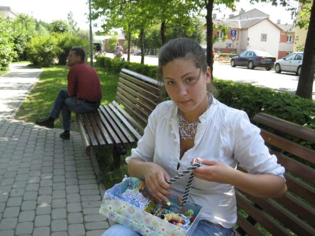 Studente Laura Kļaviņa vasarā izkopusi prasmes pērlīšu rotu veidošanā.
Autors: Diāna Odumiņa