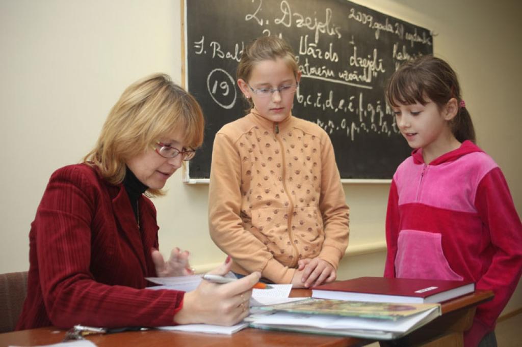 Gulbenes vidusskolas direktora vietniece Iveta Zvaigzne arī pati ir šīs skolas absolvente. Tieši tāpēc viņa uzņēmusies skolas jubilejas pasākuma organizēšanu, bet ikdienā ir prasīga un visu saprotoša skolotāja. 
Autors: Gatis Bogdanovs