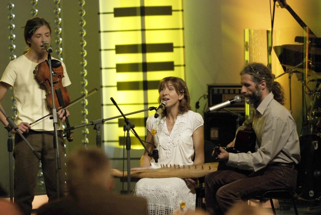 Vītolu ģimene pagājušajā svētdienā “Dziedošo ģimeņu šovā” “sijāja zelta sietiņu” no animācijas filmas “Zelta sietiņš” un no žūrijas saņēma 28 punktus.
Autors: Ingars/TVNET