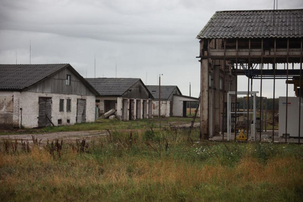 Litenes pagasta iedzīvotāju, kuri dzīvo netālu no bijušā liellopu kompleksa “Vārpiņas”, ko firma “ActusQ” iecerējusi rekonstruēt, lai audzētu cūkas, uzskati par šo faktu ir atšķirīgi. Vienus biedē nepatīkamā smaka un bažas par tuvējo Pededzes upi, otri cer, ka būs iespēja strādāt, kā arī pārdot izaudzētos graudus. 
Autors: Gatis Bogdanovs