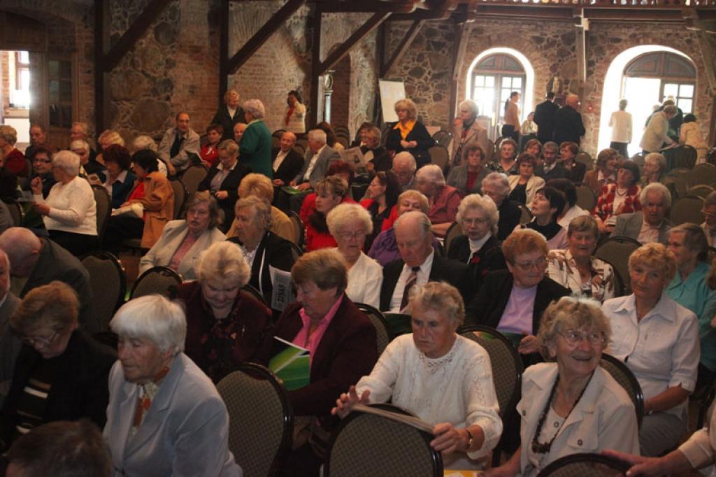  Vidzemes reģiona pensionāru konferencē pulcējās vairāk nekā 100 cilvēku no 11 Vidzemes novadiem un Valmieras pilsētas, kuri pauda tikai vienu sāpi – par nelikumīgo valdības rīcību, samazinot pensijas par 10 procentiem un par 70 procentiem ieturot pensiju pensionāriem, kuri strādā.
Autors: Gatis Bogdanovs