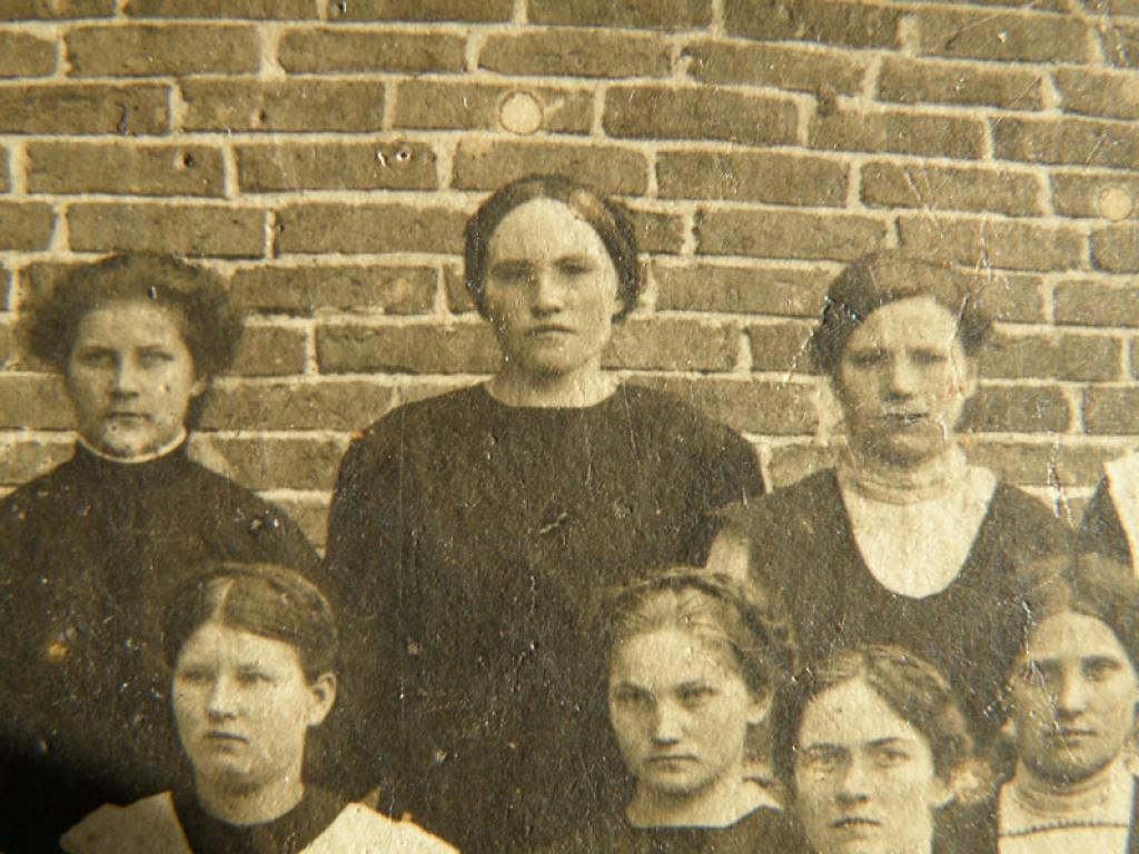 Augšējā rindā otrā no kreisās – tā ir viņa, Tirzmaliete. Visticamāk, fotogrāfija tapusi 20.gadsimta sākumā. Attēla īpašnieks, novadpētnieks Aivars Začs saka – Tirzmaliete uzreiz krīt acīs ar savas personības iekšējo enerģiju
Autors: No personiskā albuma