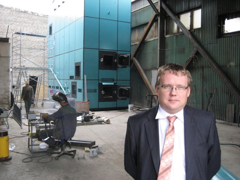 Gulbenē, Nākotnes ielas katlumājā, uzstādīts jauns, moderns apkures katls no Austrijas (fonā). SIA “Vidzemes enerģija” vadītājs Mindaugs Nevardausks saka, ka tagad siltuma nodrošināšanā pilsētā prioblēmu nebūs. 
Autors: Diāna Odumiņa