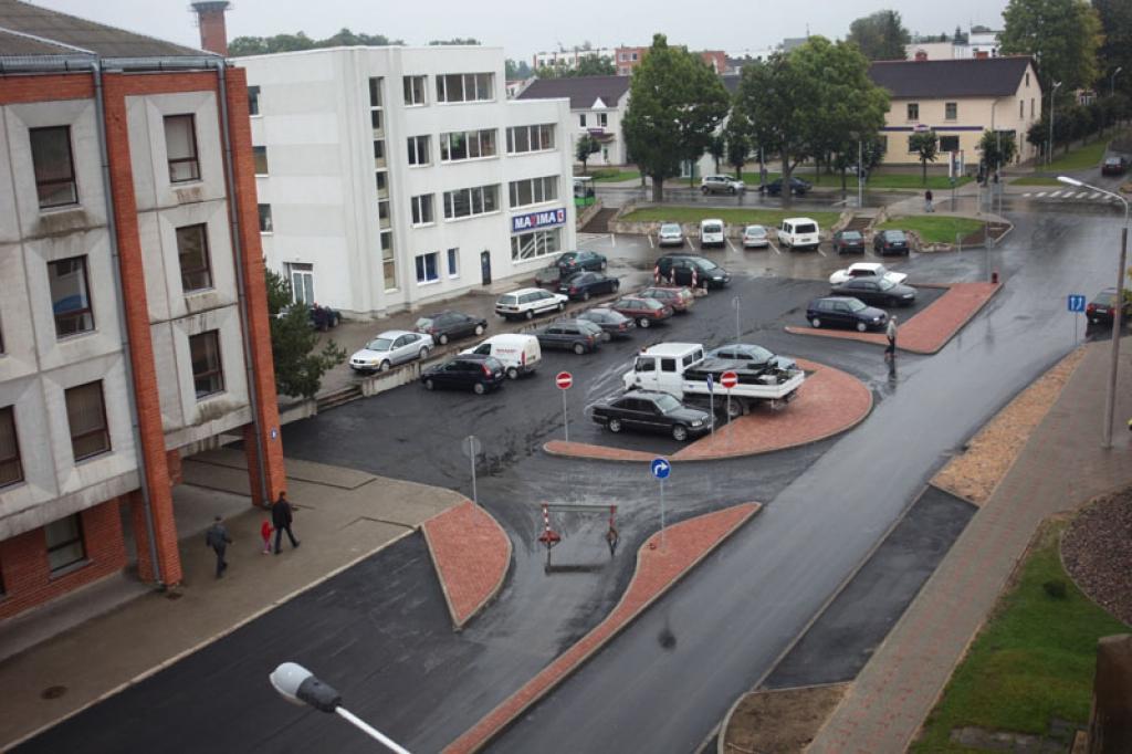 Daudzi gulbenieši šobrīd ir neizpratnē, kāpēc tik ļoti tiek pārveidots stāvlaukums starp veikalu “Maxima” un bijušo pilsētas domes ēku Ābeļu ielā.
Autors: Gatis Bogdanovs