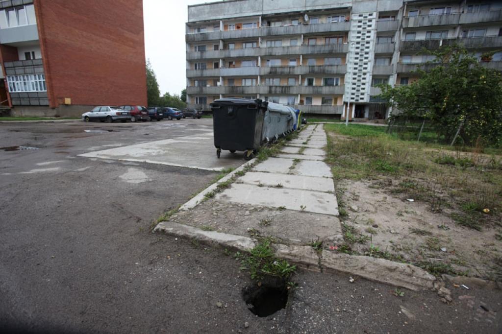 Ja šādā bedrē gadās iekrist, tad kāds tikai nolamājas, bet cits var pamatīgi sasisties.
Autors: Gatis Bogdanovs