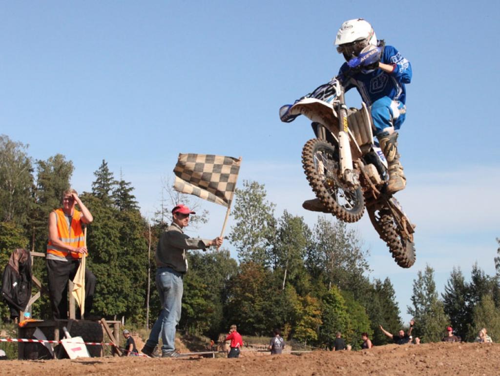 Nedēļas nogalē Staru mototrasē notika Latvijas kausa izcīņa motokrosā, kurā veiksmīgi startēja arī Gulbenes motosportisti. Ļoti labas braukšanas prasmes un cīņassparu sacensību pirmajā dienā demonstrēja gulbenietis Nauris Erlands Miķelsons (attēlā), kurš 85 B klasē plūca uzvaras laurus. Diemžēl otrajā dienā Nauris piedzīvoja kritienu un bija spiests pārtraukt sacensības.
Autors: Gatis Bogdanovs