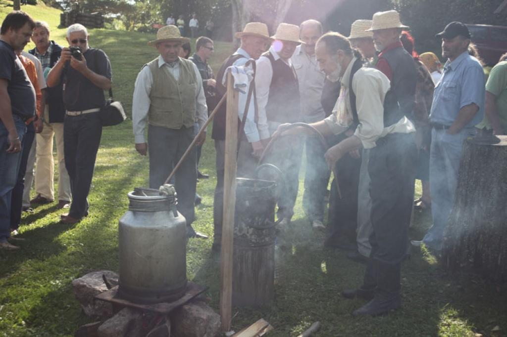 Stāmerienieša Viļa Kļaviņa brūvēto kandžu slavē ne tikai vīri, bet viņi to atklāti atzīst.
Autors: Gatis Bogdanovs