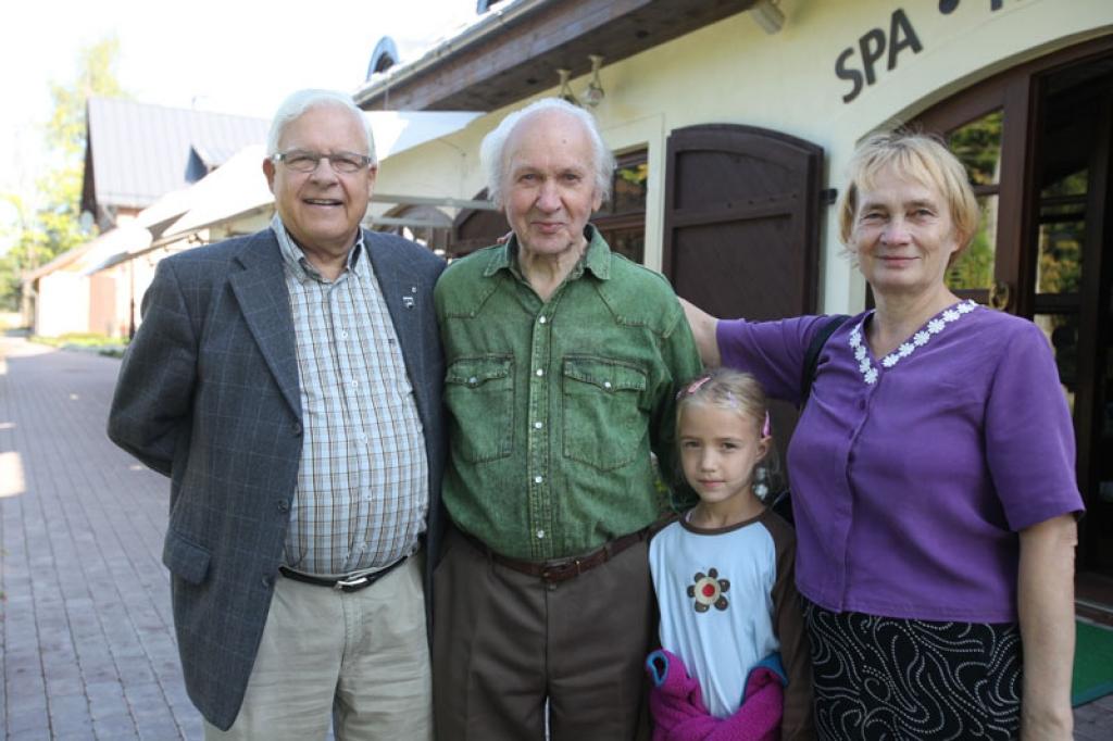 Eiropas tautu kultūras un mākslas festivāla “Eiropiāde” prezidents Bruno Pēters (pirmais no kreisās) uzņēmis deju kopas “Ratiņš” vadītājus Kārli un Ivu Ventus “Eiropiādes” draugu klubā.
Autors: Gatis Bogdanovs