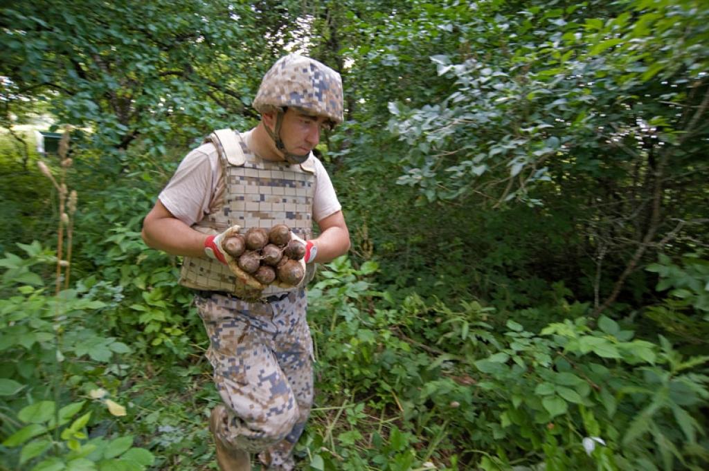 Nesprāgušās munīcijas neitralizēšanas rotas speciālists darbā. 
Autors: Foto: no Zemessardzes arhīva