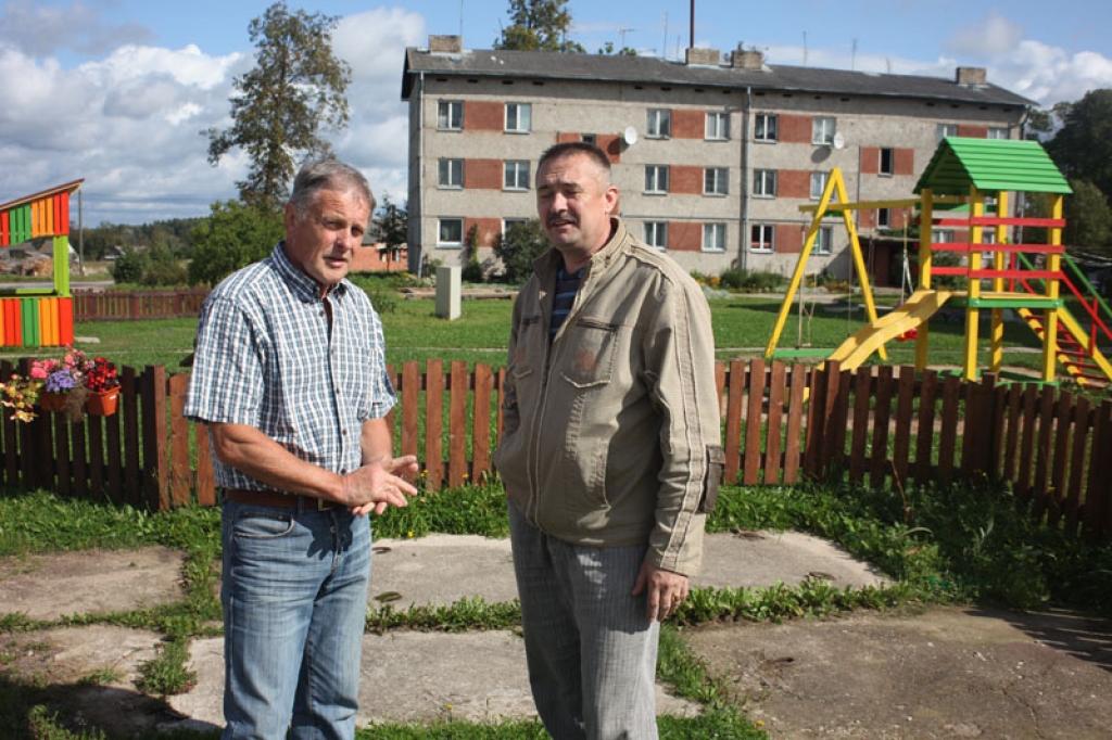 Pateicoties savu mammu aktivitātei, kuras piedalījās iepriekšējā Hipotēku bankas Gulbenes filiāles projektu konkursā un ieguva finansiālu atbalstu, mazie rancēnieši nu var spēlēties jaunā rotaļlaukum
Autors: Gatis Bogdanovs