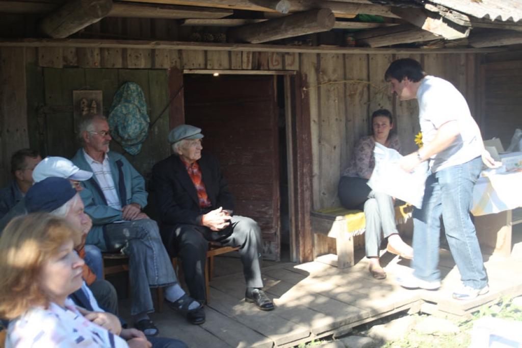  Gulbenes novada biškopji, piedaloties izglītojošā seminārā par skudrskābi, Beļavas pagasta “Rozītēs” bija pulcējušies kuplā skaitā. 
Autors: Gatis Bogdanovs