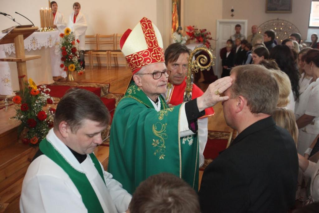 Kardināls Jānis Pujats ar gulbeniešiem šoreiz runāja par to, kā ticīgam cilvēkam pastāvēt laicīgajā pasaulē. Viņš atgādināja, ka Gulbenē ir sava baznīca, priesteris, draudze, tātad ir, kur nākt un gūt garīgo spēku
Autors: Gatis Bogdanovs