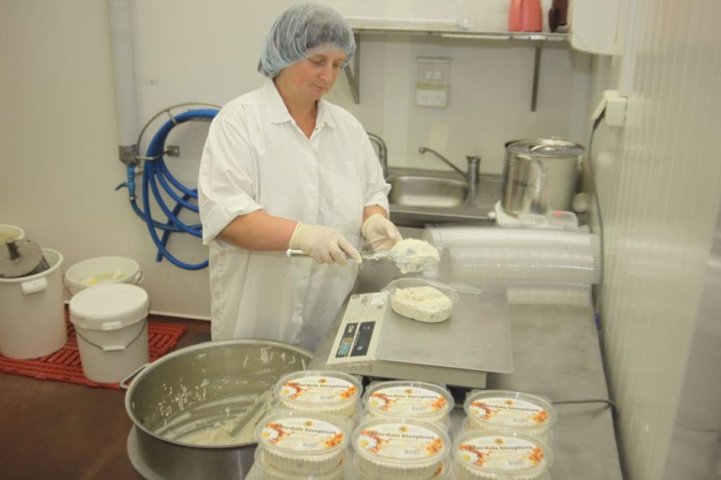 Tas, ka biezpiena deserts “Gardais biezpiens” ar rozīnēm un torte “Aija” piedalīsies konkursā, ir arī Rankas pienotavas strādnieces Laimdotas Bedeices nopelns, jo viņa piedalās tā ražošanas procesā.
Autors: Gatis Bogdanovs