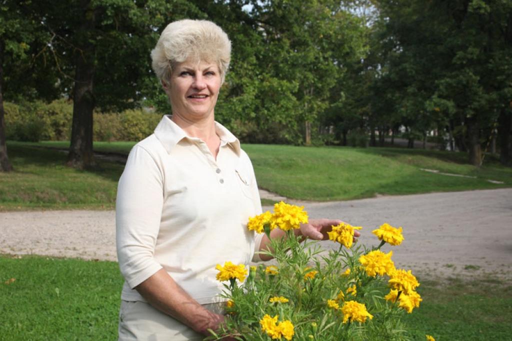  Vārdadienā Klaudija Cine sev novēl veselību, bet pēc grūtas darba dienas spēku atgūst, strādājot dārzā.
Autors: Gatis Bogdanovs