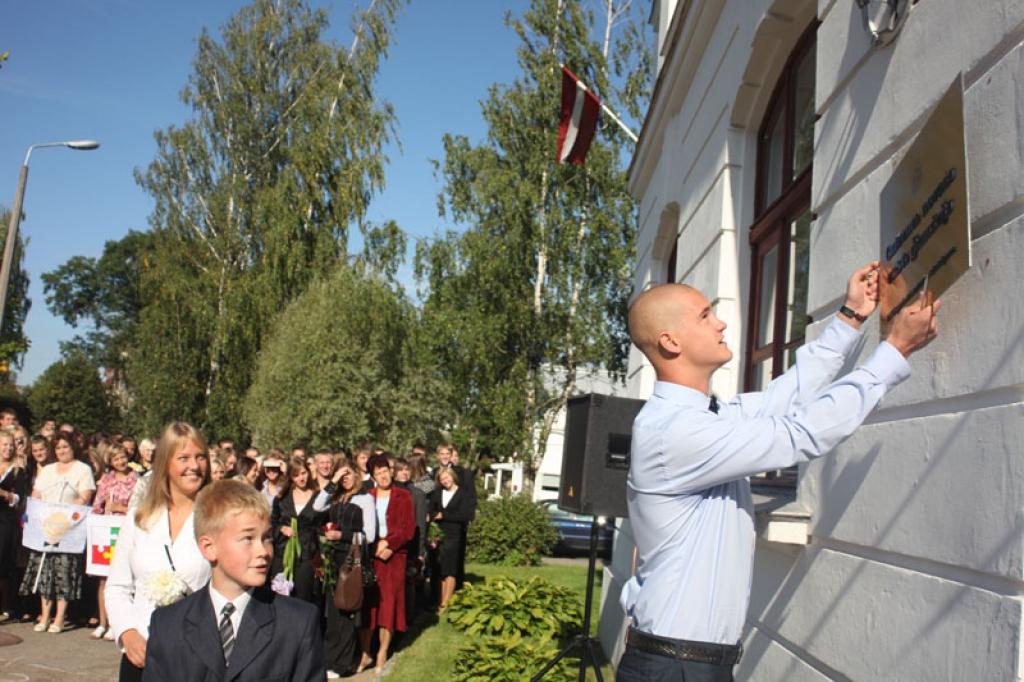 Ģimnāzijas direktore Lidija Ķeķere norādīja, ka skolas plāksni ir finansējuši pagājušā mācību gada 9. un 12.klases skolēni un viņu vecāki.
Autors: Gatis Bogdanovs