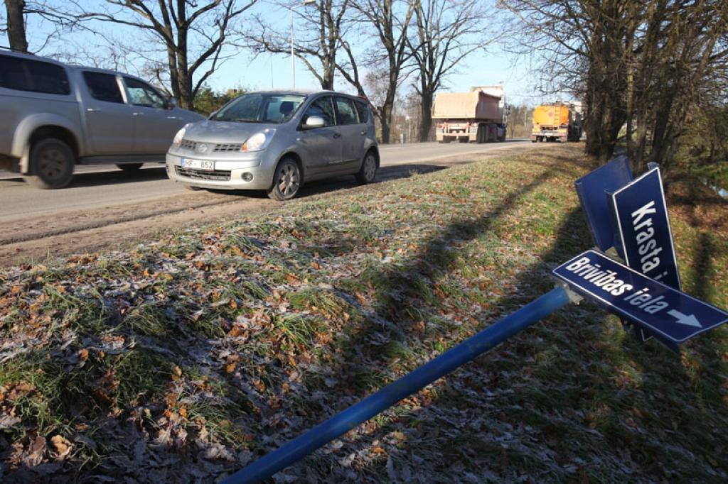 Brīvības ielā vairākās vietās bija sabojātas ceļa zīmes.
Autors: Gatis Bogdanovs