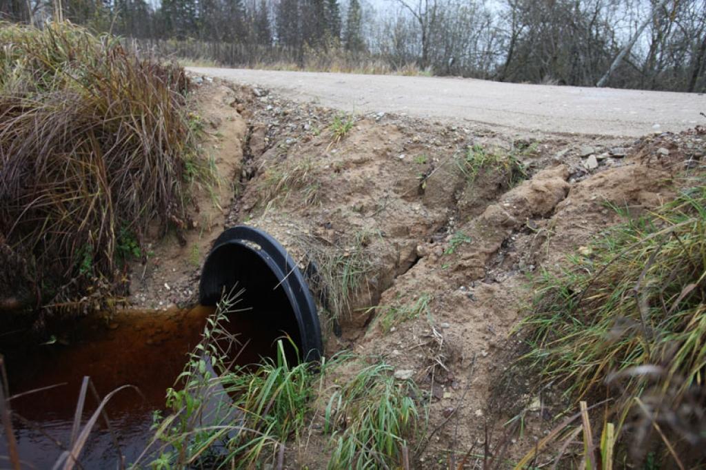 Kāds Kalnienas iedzīvotājs laikrakstam stāsta, ka vasarā uz ceļa, kas no Kalnienas centra ved uz Kalnienas ezeru tika mainīta caurteka, taču tas ir izdarīts ļoti pavirši. 
Autors: Gatis Bogdanovs