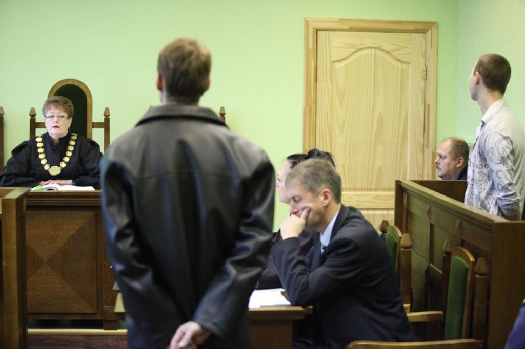 tklātajā tiesas sēdē trīs jauni vīrieši atbildēja par kapu apmaļu zagšanu.Vairākkārt skanēja atvainošanās vārdi “Mana mamma viņiem noteikti būtu piedevusi, bet es nevaru,” tiesā bilda cietusī. Viņas māmuļas kapam bija nozagta viena granīta apmale. Vēlāk viens no vainīgajiem gādāja par tās novietošanu atpakaļ.
Autors: Gatis Bogdanovs