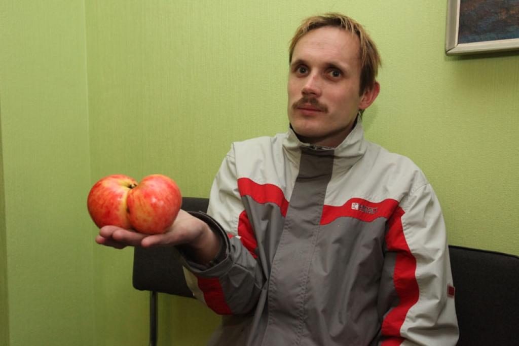 Cieši kopā saauguši divi sārti āboli latviešiem skaitās jumis, kas, kā zināms nes laimi.
Autors: Gatis Bogdanovs