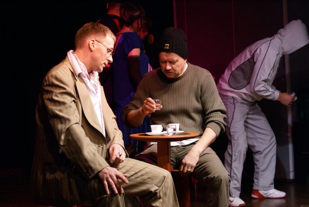 zrāde” kājas – tā ir divu latviešu (atveido Guntis Princovs no kreisās un Valtis Krauklis) saruna kafejnīcā, kur cilvēki nāk un iet, līdzi nesot savus likteņus.
Autors: No personiskā albuma