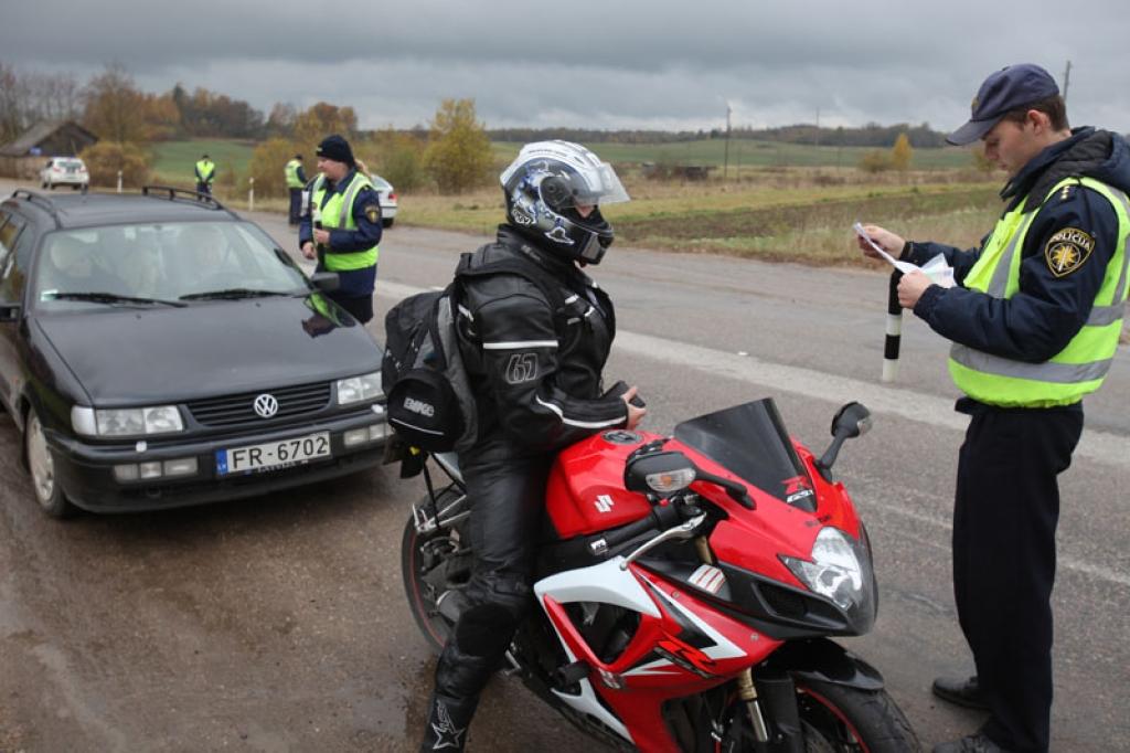 Piektdien policijas darbinieki reida laikā kontrolēja ne tikai to, vai tiek lietotas drošības jostas, bet arī pārbaudīja dokumentus. 
Autors: Gatis Bogdanovs