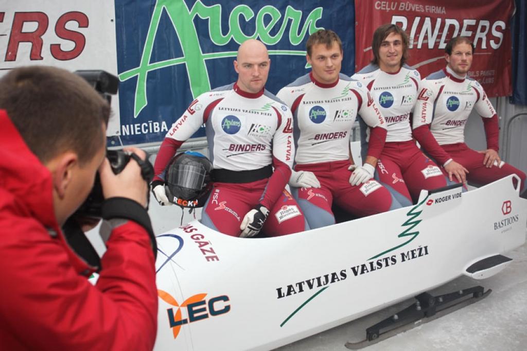 Bobslejisti ir gatavi jaunajai sezonai. Jānis Miņins (no kreisās), mūsu Daumants Dreiškens, Oskars Melbārdis, Intars Dambis un arī pārējie izlases dalībnieki šajā sezonā cer uzrādīt vislabākos rezultātus. Sezonas atklāšanas pasākumā Siguldas bobsleja un kamaniņu trasē puiši solīja, ka centīsies darīt visu, kas ir viņu spēkos, lai atbalstītājiem un līdzjutējiem varētu sagādāt daudz priecīgu brīžu. 
Autors: Gatis Bogdanovs