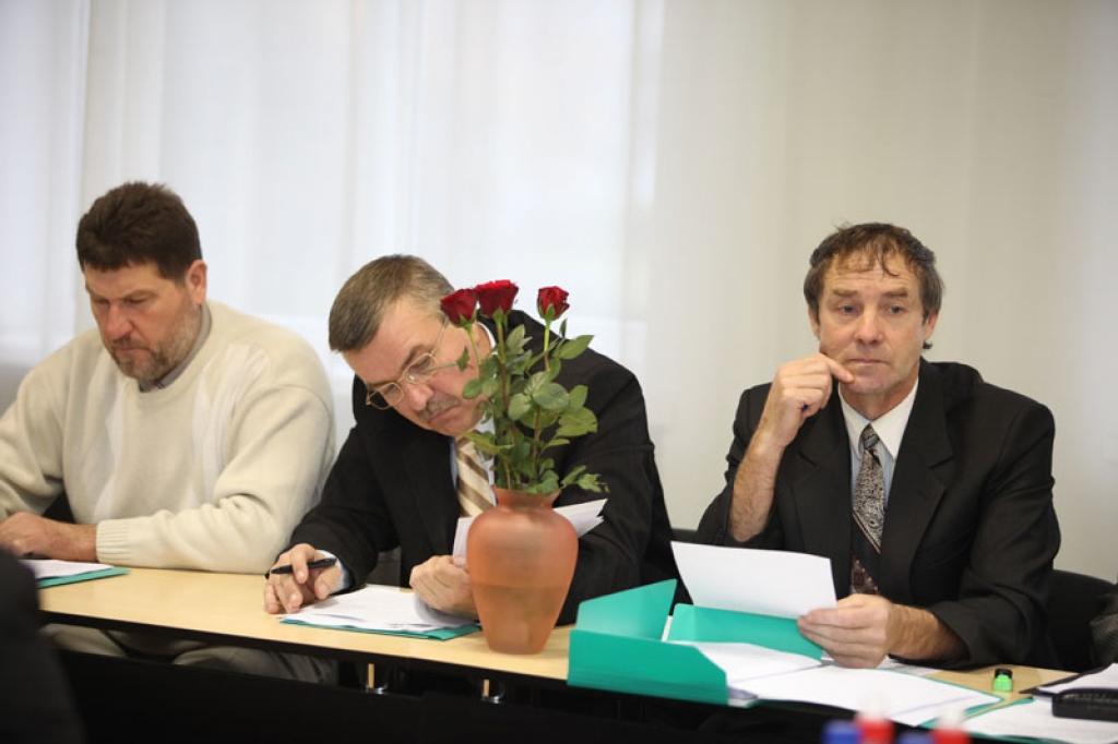 Strada vietā Gulbenes novada domes deputātapienākumus veic Voldemārs Mezītis (no labās).
Autors: Gatis Bogdanovs