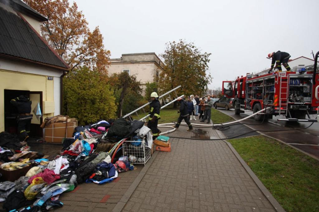 Ugunsgrēka dēļ zaudējums cietis sporta preču veikals “Gema”, kas atradās ēkas lejas stāvā. Daļa preces sadegusi, daļa smako no piedūmojuma un kļuvusi netīra no sodrējiem.
Autors: Gatis Bogdanovs