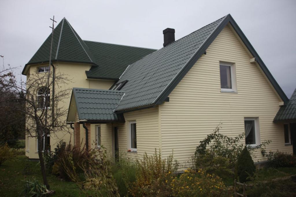 Nekustamā īpašuma nodokļa maksājums pēc pašreizējās kadastrālās vērtības par divistabu dzīvokli O.Kalpaka ielā Gulbenē varētu būt nepilni 7 lati, par māju Brīvības ielā Gulbenē - 9,5 lati. Daudzām mājām laukos kadastrālā vērtība ir ļoti zema, piemēram 1000 latu, taču arī tādu māju īpašniekiem, visticamāk, būs jāmaksā 5 lati - minimālā nodokļa likme.
Autors: Gatis Bogdanovs