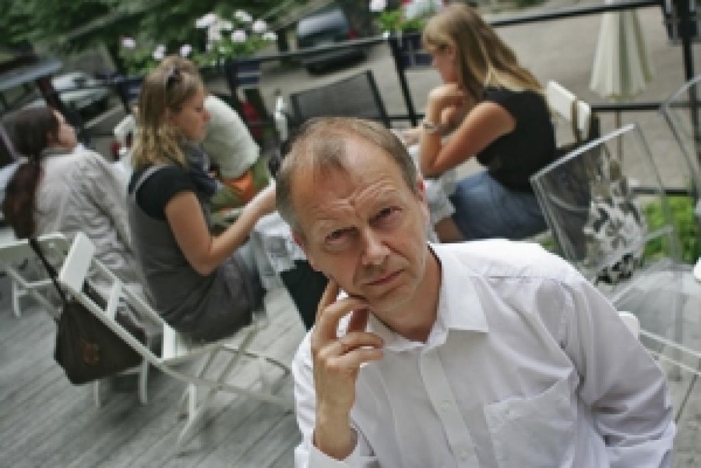 Latvijas Universitātes socioloģijas profesors Tālis Tīsenkopfs: «Nodarbojos gan ar augstskolu pedagoģiju, gan zinātniskiem pētījumiem socioloģijā un ekonomikā. Manas galvenās tēmas socioloģijā – par lauku attīstību un kooperāciju plašā nozīmē. Bijusi arī sabiedriska darbošanās; redzamākā – Sorosa fondā un Baltijas – Amerikas partnerattiecību programmā.»